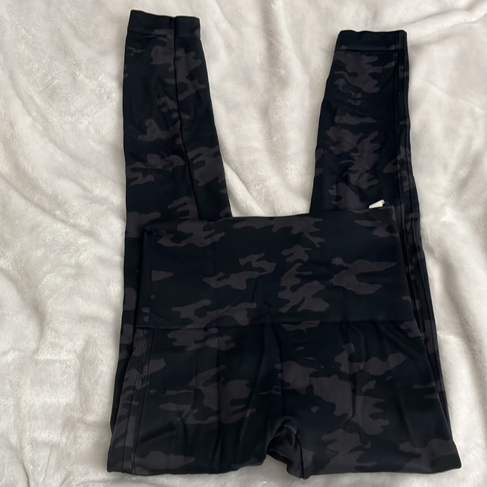 SPANX | Camo design Leggins - Picture 4 of 6